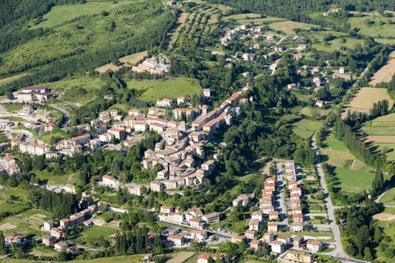 Titolo: Pietralunga, borgo antico che domina la valle del Carpinella
