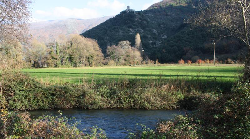 Curiosità e punti di interesse Cascata delle Marmore (Terni) Una delle cascate più alte d'Europa, creata dai Romani nel 271 a.C. per bonificare la piana reatina. Oggi è un simbolo del parco e un luogo ideale per escursioni e fotografie.  2. Abbazia di San Pietro in Valle (Ferentillo) Un gioiello architettonico risalente all'VIII secolo, immerso nel verde della Valnerina. L'abbazia è un esempio straordinario di arte longobarda e un luogo di grande spiritualità.  Museo delle Mummie di Ferentillo Nella cripta della chiesa di Santo Stefano, si trovano corpi mummificati in modo naturale, risalenti al XV-XIX secolo. Un viaggio affascinante tra storia, scienza e mistero.  Centro di Documentazione del Parco (Collestatte) Un museo dedicato alla flora, alla fauna e alla storia del Parco Fluviale del Nera. Qui è possibile scoprire tutto sull'ecosistema del parco e sulle sue peculiarità.  Polino: il borgo più piccolo dell'Umbria Arroccato su una montagna, Polino è un borgo medievale da cui offre panorami mozzafiato .  Un parco da vivere Il Parco Fluviale del Nera non è solo un'area protetta: grazie al Consorzio del Parco, istituito nel 1995, sono stati avviati progetti di riqualificazione ambientale e culturale, come il recupero dei sentieri tematici e la promozione dell'agricoltura biologica.  Come arrivare: In auto: il parco è facilmente raggiungibile da Terni, a pochi chilometri di distanza. In treno: la stazione di Terni è ben collegata con Roma ed altre città.