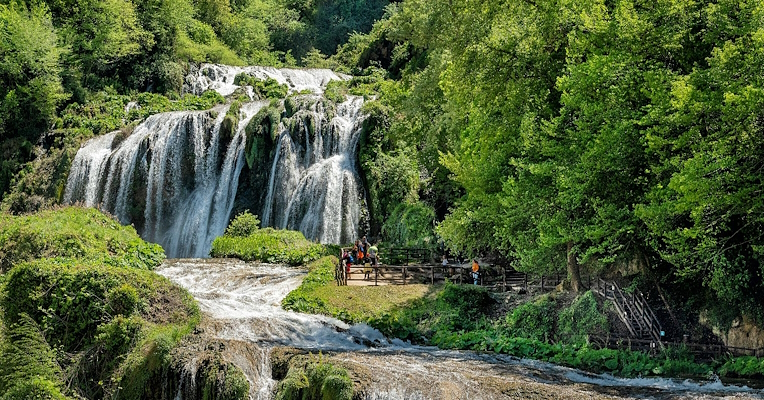 Cascade des Marmore entourée de verdure avec visiteurs sur la passerelle panoramique
