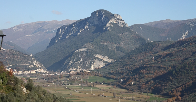 Vue de Ferentillo avec le rocher dominant.