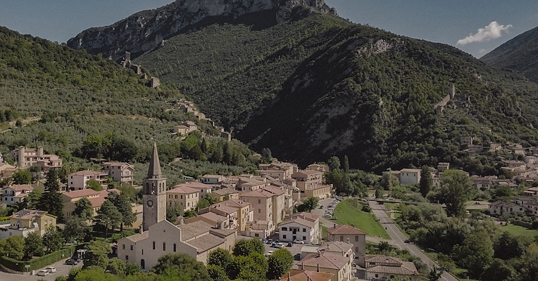 Village de Ferentillo avec vue panoramique sur les forteresses de Precetto et Matterella.