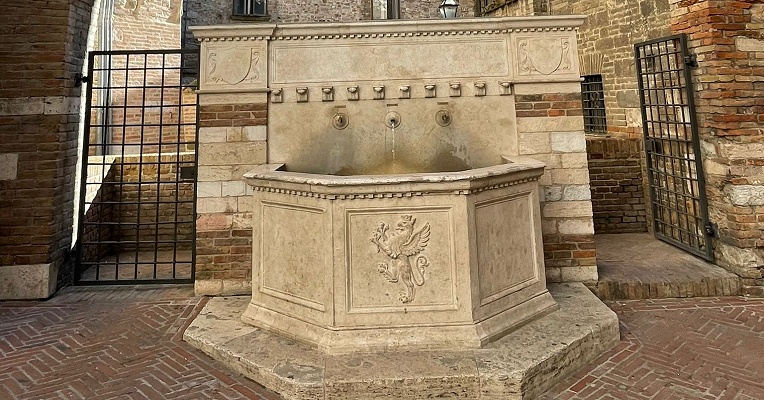 Brunnen in der Via Maestà delle Volte