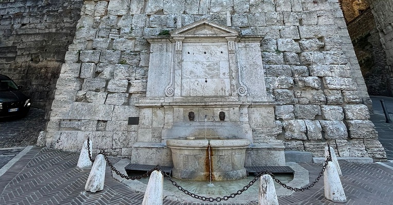 Brunnen des Etruskerbogens