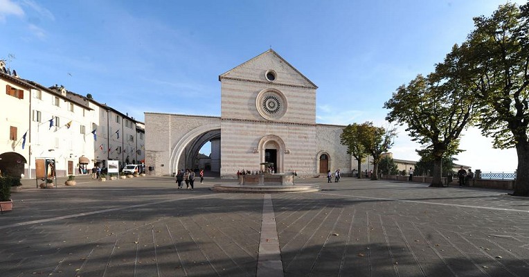 LA BASILIQUE DE SANTA CHIARA