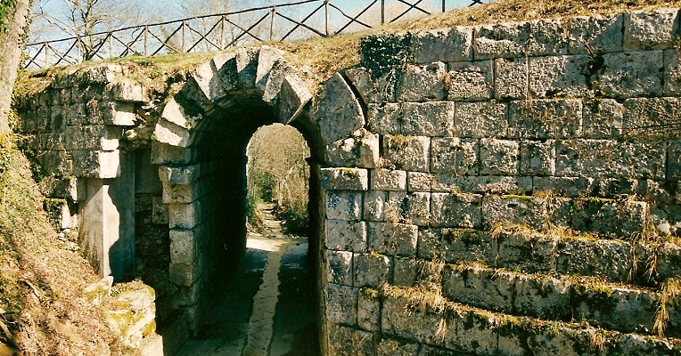 Immagine: Massa Martana (Villa San Faustino und Fonnaia-Brücke)
