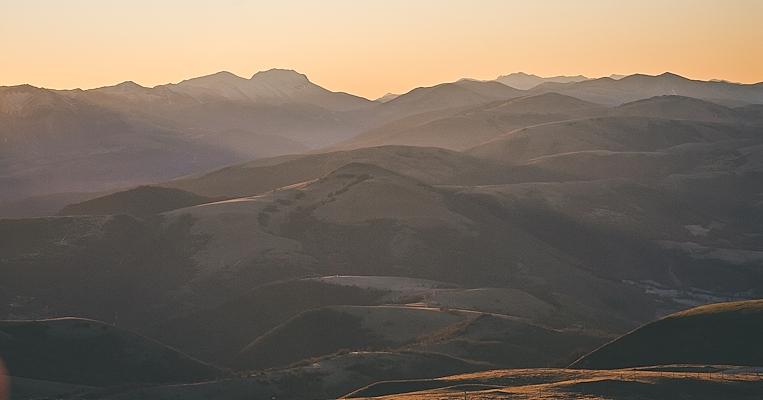 Titolo: Effetto Fata Morgana: la magica illusione ottica estiva sul Monte Pennino