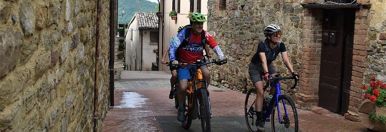Titolo: Media Valle Tour - Cycling beside the Tiber River