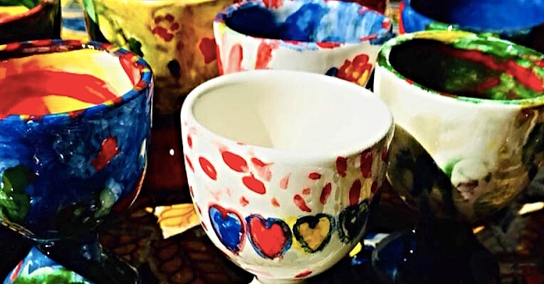 Petites tasses en céramique décorées avec différentes formes et couleurs