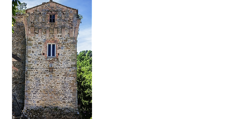 Façade d’une ancienne tour en pierre avec des fenêtres étroites, entourée de verdure à Macereto.