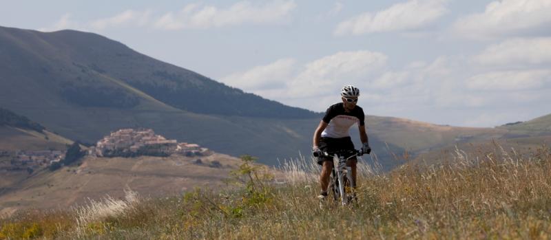 In mountain bike a Castelluccio di Norcia