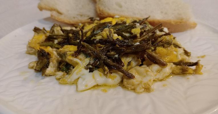Uova strapazzate con asparagi, vitabbie o lupari