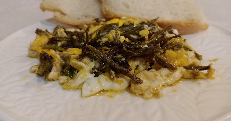 Scrambled eggs with wild asparagus, “vitabbie” or “lupari”