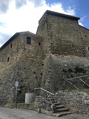 Historisches Steingebäude in Collemancio, Sitz des Antiquariums des archäologischen Fundorts Urvinum Hortense.