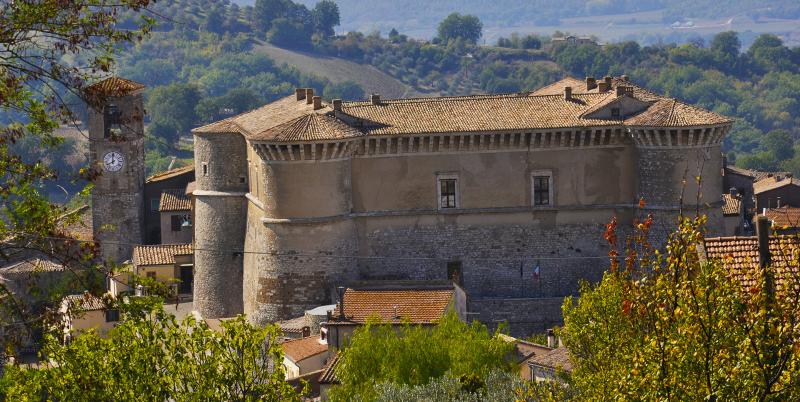 Veduta della Rocca di Alviano, maestosa fortezza medievale circondata dal borgo e dalle colline umbre.