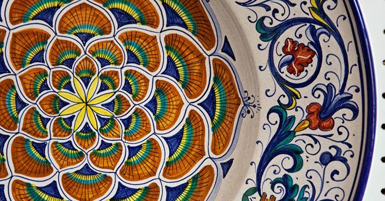 Un dettaglio di una ceramica di Deruta con una decorazione tipica floreale.