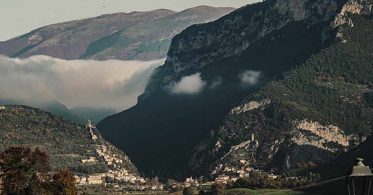 Village de Ferentillo avec vue panoramique sur les forteresses de Precetto et Matterella.