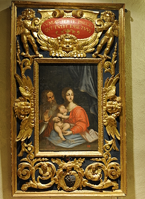 Une peinture maniériste du XVIe siècle représentant la Sainte Famille, encadrée dans un cadre original orné de feuilles d'or.