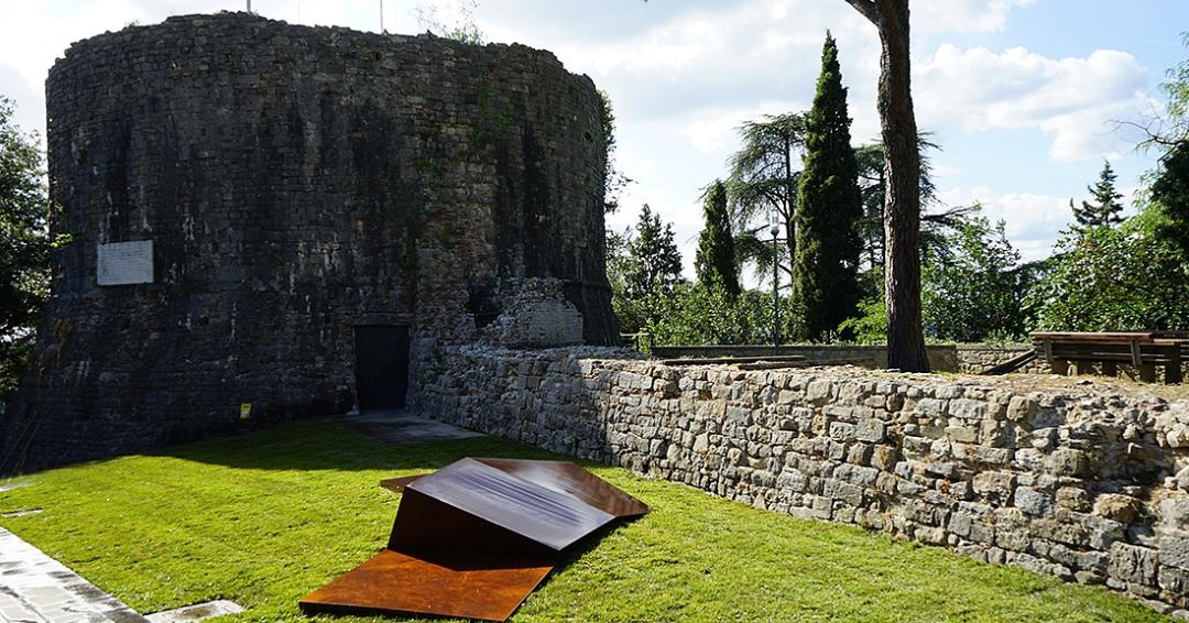Resti del Mastio e delle mura perimetrali della Rocca Albornoziana di Todi, con una scultura di Beverly Pepper