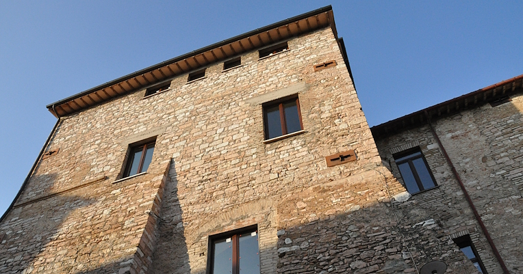 Veduta dal basso di Palazzo Baglioni a Spello, che ha inglobato la rocca albornoziana di Spello, oggi sede di un istituto scolastico