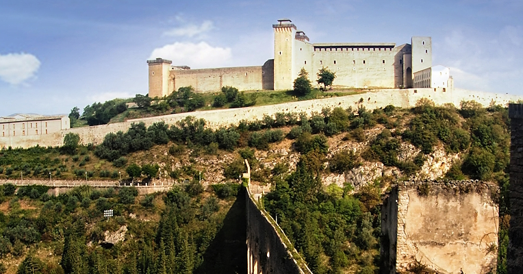 La possente Rocca che domina la città di Spoleto, costruita dal Cardinale Albornoz sul colle Sant’Elia, con il sottostante Ponte delle Torri
