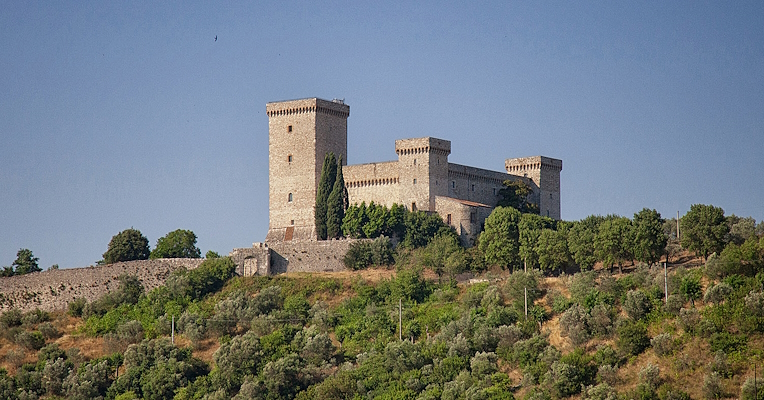 La rocca realizzata dal Cardinale Albornoz nella città di Narni, presidio difensivo posto a controllo della Via Flaminia che passa ai suoi piedi.