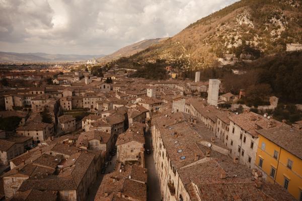 Vista aerea della città di Gubbio con il Monte Ingino sullo Sfondo.