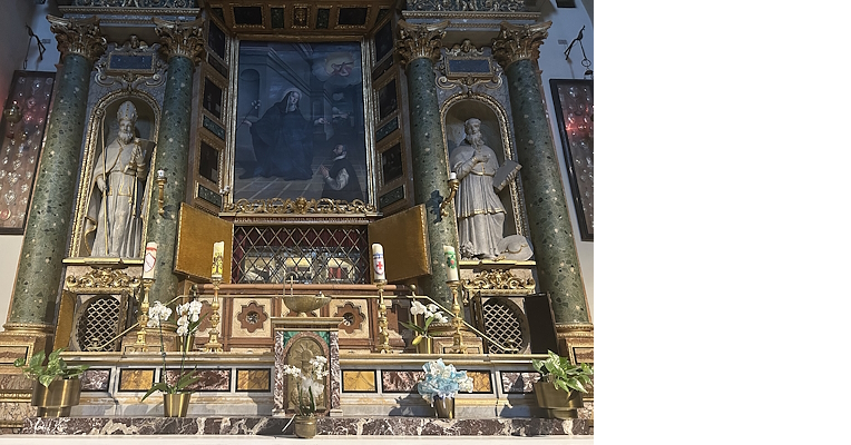 Autel décoré avec des statues de saints, peinture centrale, colonnes de marbre vert et fleurs sur les côtés dans l'église de Santa Chiara.