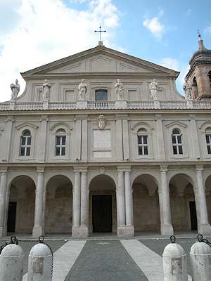 The façade of the cathedral of Santa Maria Assunta in Terni, with the colonnaded portico and statues of Terni’s bishops on the upper floor