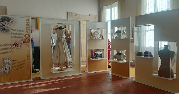 Image of the entrance hall of the Museum of Textile and Costume with display cases