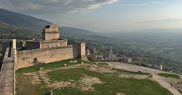 La forteresse Rocca Maggiore avec la ville d’Assise en contrebas. En arrière-plan, la vallée de l’Ombrie et le mont Subasio.