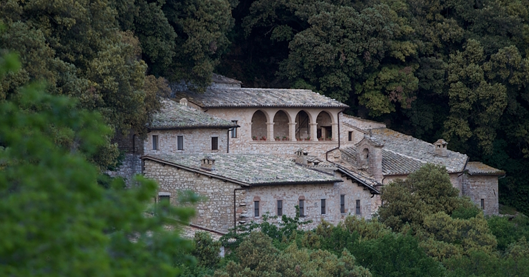 Vue de l’Eremo delle Carceri, immergé dans la verdure du mont Subasio, lieu de méditation et de prière de saint François