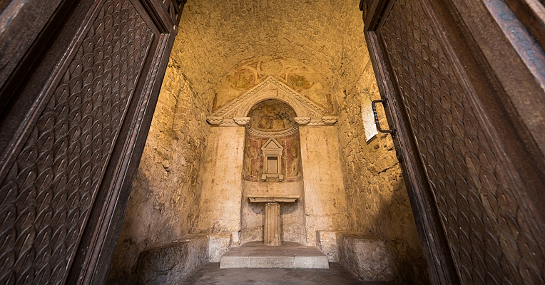 Interno del Tempietto sul Clitunno, con le porte che si aprono nell’abside, dove è presente un piccolo altare