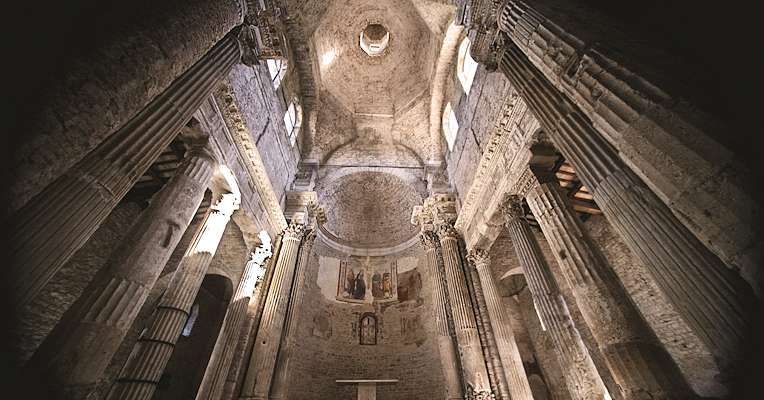 interno della chiesa di San Salvatore con abside e colonne di spoglio