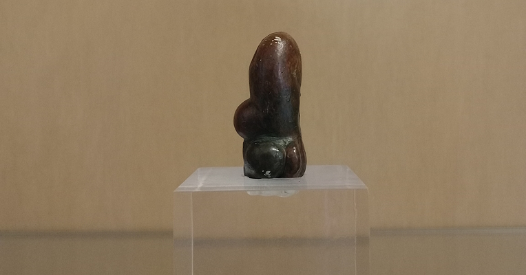 Petite statuette de la Vénus du Trasimène, avec une ombre projetée sur le mur arrière