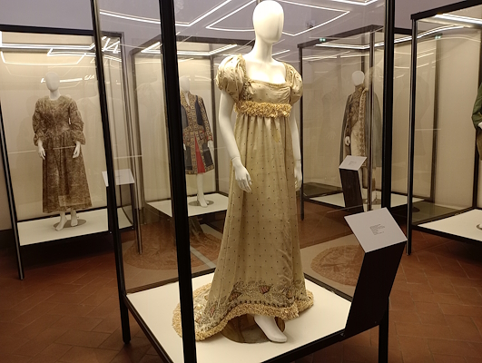 Robe de style Empire d’Alexandrine Bonaparte, avec un tissu à pois, manches bouffantes et une traîne.