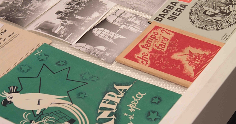 Almanach de Barbanera de 1762 avec calendrier mensuel, prédictions astrologiques et illustrations décoratives.