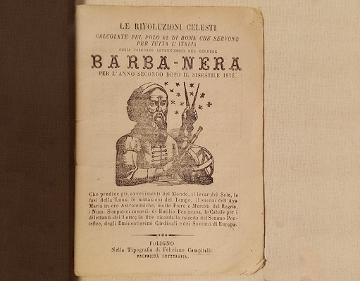 Couverture d’un almanach Barbanera de 1872 avec illustration d’un homme barbu, d’étoiles et d’instruments astrologiques.