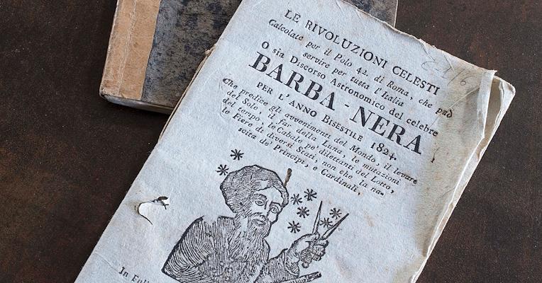 Almanacchi a libretto con le scritte “Barba-Nera”, il primo con l’immagine di Barbanera, mentre quello dietro è del 1871