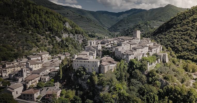 Vista di Arrone, borgo medievale arroccato su una collina circondato dalle montagne.