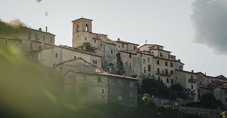 Vue du village d'Arrone avec ses bâtiments perchés