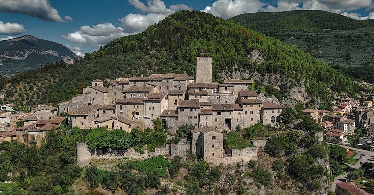 Vista del borgo di Arrone e delle sue montagne