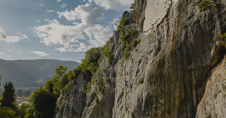  Bottom-up panoramic view of the Falesia di Ferentillo. 