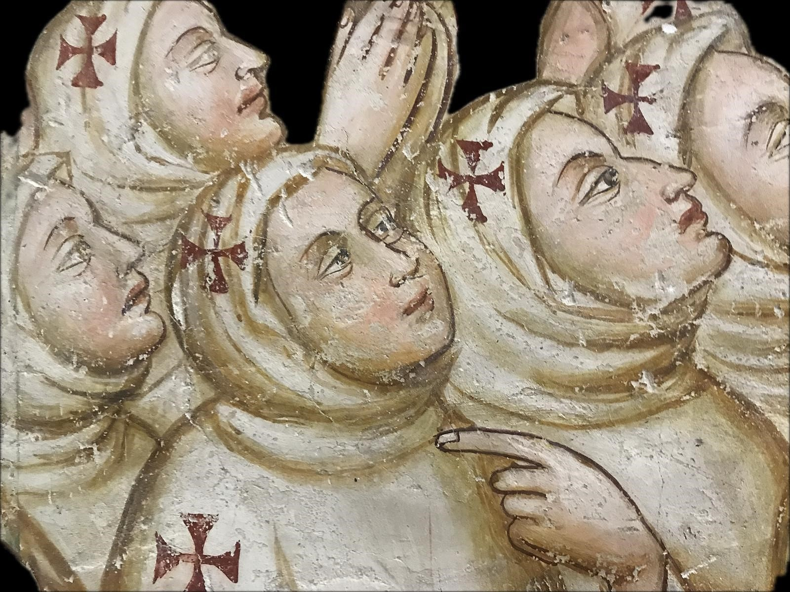 Dettaglio dell'affresco della Processione dei Bianchi: figure con cappucci bianchi e croci rosse, sguardi rivolti al cielo