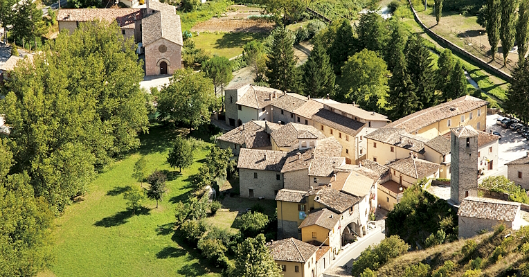 Panoramic view of Borgo Cerreto di Spoleto, with historic buildings, churches, and watchtowers