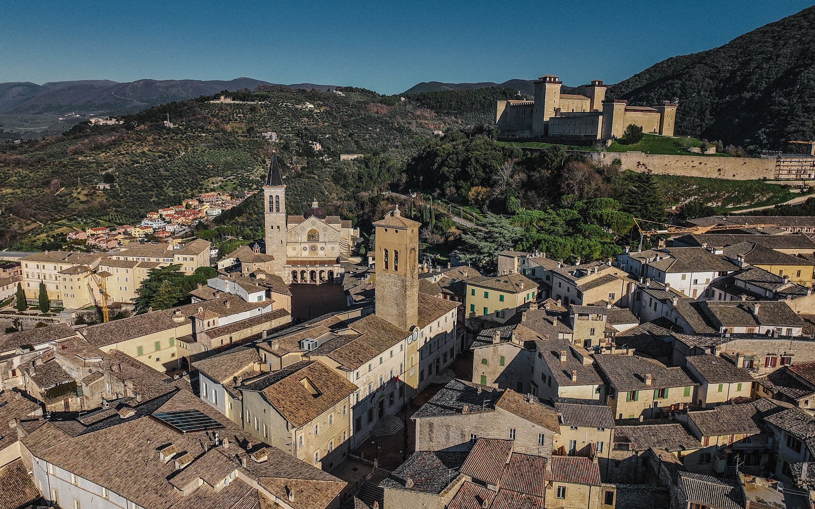  Veduta panoramica di Spoleto con il Duomo, la Rocca Albornoziana e tetti storici incastonati tra colline umbre. 