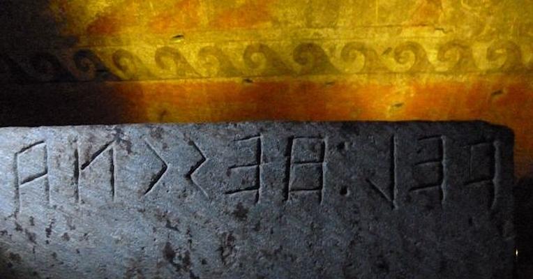 Inscription funéraire de Vel Hescnas gravée sur le couvercle en pierre d'une urne dans la tombe des Hescanas