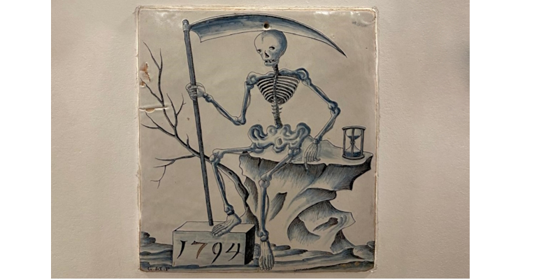 Keramikillustration von 1794 mit einem Skelett mit Sense, das neben einer Sanduhr auf einem Felsen sitzt.