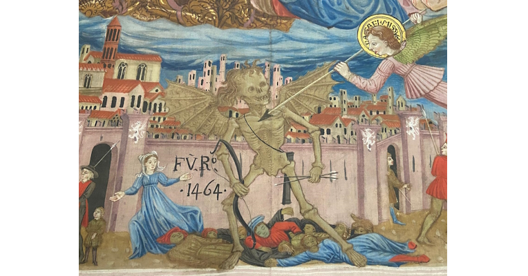 Fresko von 1464 mit einem geflügelten Skelett, das in einer mittelalterlichen Stadt den Tod verbreitet, mit der Inschrift „FVR“ und einem Engel, der es herausfordert.