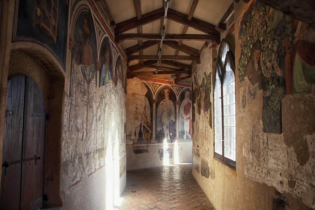 l corridoio aereo che collega il palazzo alla Cattedrale è un’opera ingegnosa che suggerisce il tema delle età dell’uomo, ricorrente nelle decorazioni.