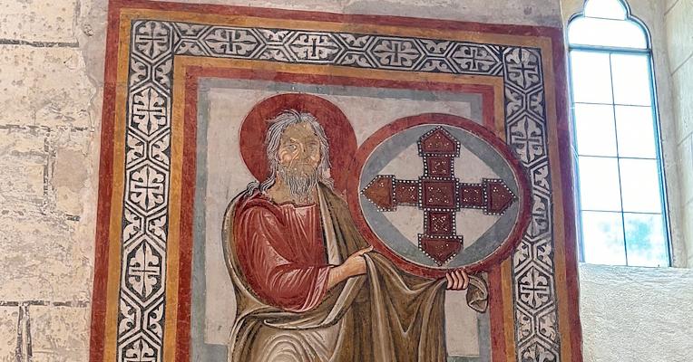 Affresco medievale nella chiesa di San Bevignate a Perugia, con figura sacra e croce templare